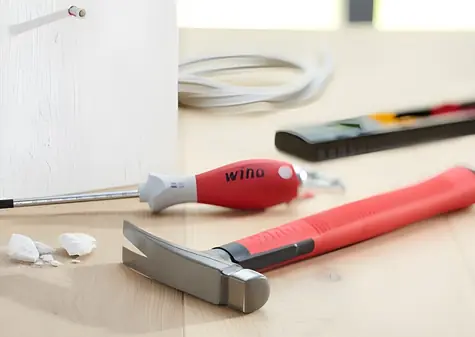 Wiha 42071 červená / Kladivo pro elektrikáře / hlava 300 g / délka 283 mm / protiskluzová rukojeť