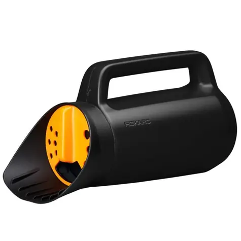 Fiskars Solid 1057076 Ruční sypač soli & písku & hnojiv / 2.3 l
